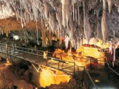 Una sala de El Soplao, situada en un bello paraje natural, en el que la geología parece competir con artistas como Barceló.