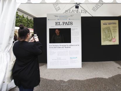 Un visitante es fotografiado ayer en la caseta de EL PAÍS en la feria del libro. 