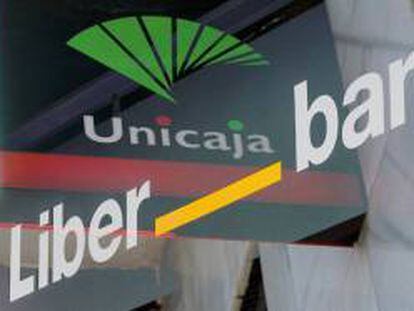 Logos de Unicaja Banco y Liberbank, que preparan su fusión.