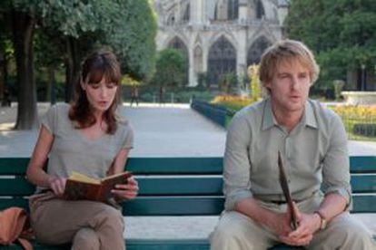 Owen Wilson charla con Carla Bruni en un momento de 'Midnight in Paris'