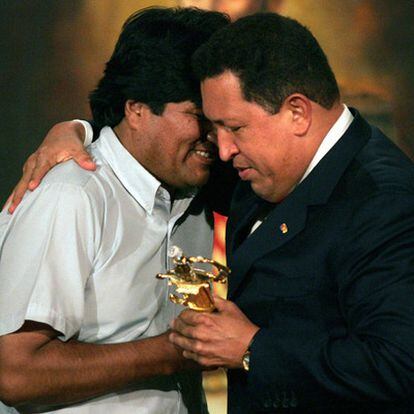 El presidente de bolivia, Evo Morales, recibe en Caracas una réplica de una espada perteneciente a Simón Bolivar, el 3 de enero de 2006.