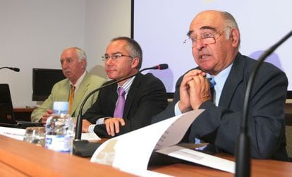 En el centro el director general de Energía de Castilla y León, Ricardo Goznález Mantero, junto a Manuel Lamelas Viloria (derecha).