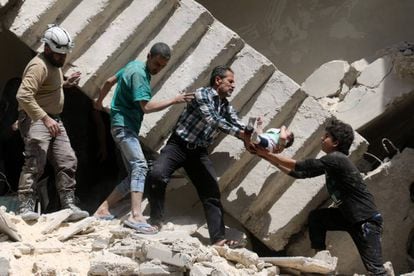 Un beb&eacute; rescatado de entre los escombros del hospital de M&eacute;dicos sin Fronteras, bombardeado en Alepo (Siria).