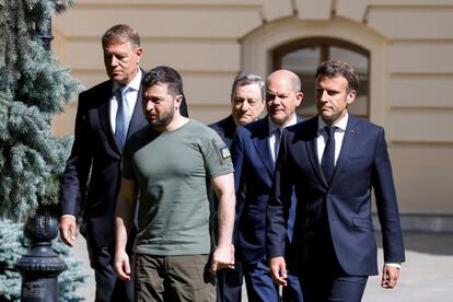 El presidente de Rumanía Klaus Iohannis,, el primer ministro italiano Mario Draghi, el presidente ucraniano Volodymyr Zelenskiy, el presidente frnacés Emmanuel Macron y el presidente alemán Olaf Scholz ayer en Kiev.
