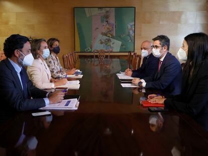 El ministro de la Presidencia, Félix Bolaños (a la derecha, en el centro), con la delegación del PP, con Cuca Gamarra (a la izquierda, en el centro), este martes en el Congreso.