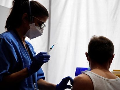 Una sanitaria administra la vacuna contra el coronavirus, este jueves en Barcelona.