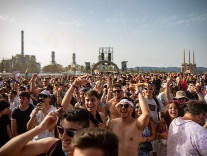 Varios asistentes bailan al ritmo de la música del Dj Hagi al inicio del Barcelona Beach Festival en la playa del Fórum de Barcelona, en 2022.
