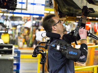 Un trabajador utiliza un exoesqueleto de Ekso Bionics.