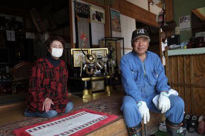 Kazuhiro Tsuboi y su esposa, Sadako, en su casa en el distrito de Miyakoji, a la que han regresado tras levantar el Gobierno el pasado 1 de abril la prohibición de vivir en algunas partes de la zona de exclusión de 20 kilómetros en torno a la central nuclear de Fukushima.
