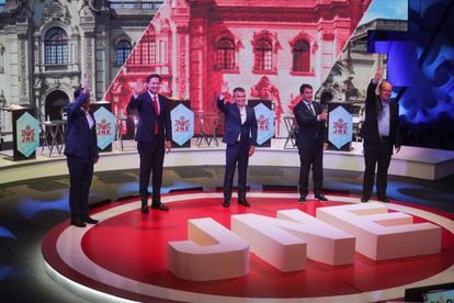 Candidatos presidenciales de Perú durante un debate televisivo el 31 de marzo, en Lima.