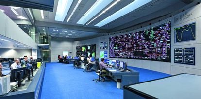 En 2006, Red Eléctrica inauguró su Centro de Control de Energías Renovables (Cecre), pionero en la supervisión y control de las energías verdes.