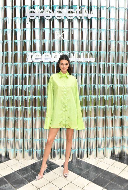 A Kendall Jenner le gusta pasarse por la sección de moda masculina y hacerse con una camisa vistosa varias tallas más grandes. Acompañada de unos zapatos joya puede ser la combinación perfecta para una fiesta.