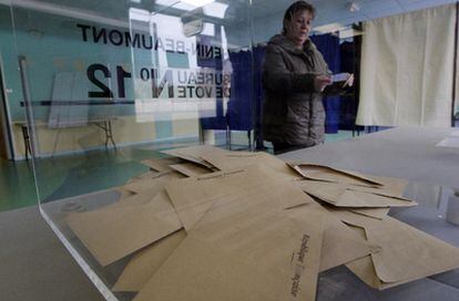 Una mujer vota en la segunda vuelta de las elecciones cantonales en Francia.