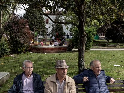 Isidro Torres, en un parque de Grado junto a otros pensionistas.