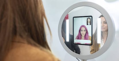Aspecto del espejo de realidad virtual que muestra en tiempo real variaciones en el cabello.