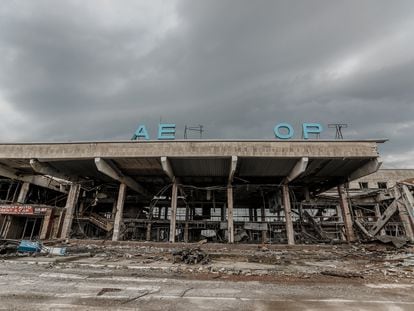 Terminal del aeropuerto de Jersón destruida tras haber sido empleada como base por los ocupantes rusos durante más de ocho meses, en una imagen del 19 de abril