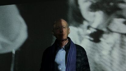 Anthony McCall, ante una de sus proyecciones en la antigua sala de máquinas del Pozo Santa Bárbara.