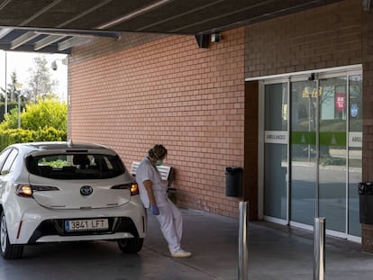 Una infermera a l'Hospital d'Igualada. 