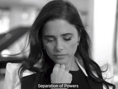 La ministra de Justicia ultraconservadora israelí, Ayelet Shaked, ha protagonizado un vídeo electoral en el que alaba a un supuesto perfume llamado Fascismo.