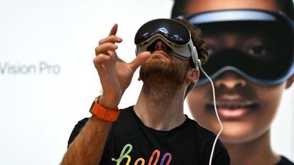 Un hombre prueba las gafas de realidad aumentada Apple Vision Pro durante la presentación del producto en la Apple Store de Nueva York, el pasado 2 de febrero.
