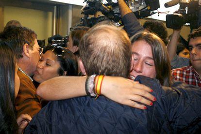 Reencuentro en el aeropuerto de Barajas tras aterrizar procedentes de Libia.