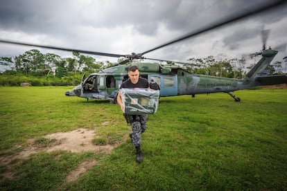 La Fuerza Aérea Brasileña transporta urnas electrónicas y equipos de votación, durante las elecciones de 2018.