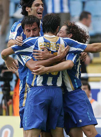 Los jugadores del Deportivo festejan el gol de Guardado