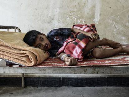 Un niño enfermo espera atención a en el hospital de Laiza, que ha cerrado su planta de pediatría por falta de recursos.
