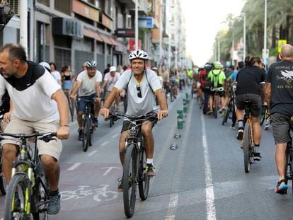 Ciclistas se manifestaban el jueves contra la eliminación del carril bici en la avenida Juan Carlos I de Elche (Alicante).
