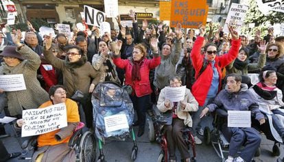 Concentración en Valencia contra los recortes a la ley de Dependencia.