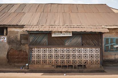 Kenyasi ha sido uno de los lugares que ha absorbido mayor número de desplazados a raíz de la construcción de la mina y ha pasado de ser un pueblo más de una región eminentemente agrícola a convertirse en una pequeña ciudad que vive pegada a la vida de la mina.