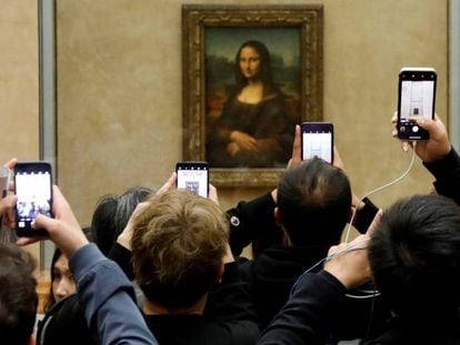 Visitantes del Louvre sacan fotos de 'Mona Lisa', el pasado 3 de diciembre.