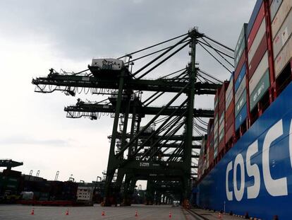 Barco de Cosco en una terminal de contenedores de Singapur.