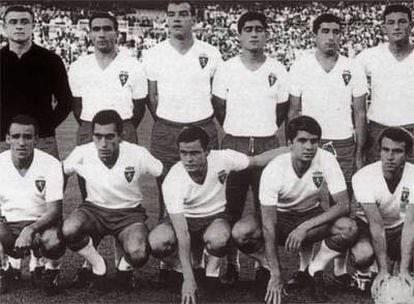Formación del Real Zaragoza con los cinco magníficos, campeonesd e la Copa en al año 1964. Agachados de izquierda a derecha : Canario, Santos, Marcelino, Villa, Lapetra.