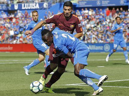 Luis Su&aacute;rez disputa el bal&oacute;n con Djen&eacute; en el Getafe-Bar&ccedil;a. 