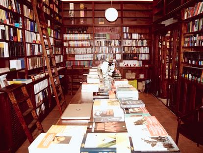 Las estanterías de la librería Pérgamo, todavía sin rellenar completamente.