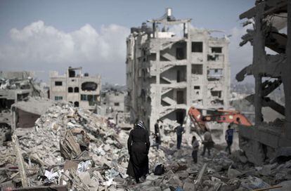 Vecinos palestinos del barrio de al-Tufah en Gaza entre los escombros de los edificios destruídos en los bombardeos de Israel contra la Franja de Gaza.