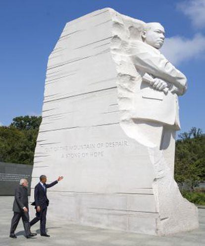 El presidente Obama acompaña al primer ministro Modi durante su visita al memorial de Martin Luther King.