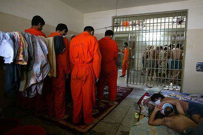 Prisioneros iraquíes en Abu Ghraib en una imagen tomada en julio de 2004.