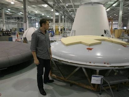 Elon musk inspecciona un escudo t&eacute;rmico en la f&aacute;brica de SpaceX.