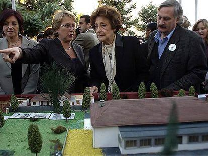 Michelle Bachelet, a la izquierda, observa con su madre, Ángela Jeria, una maqueta de Villa Grimaldi.