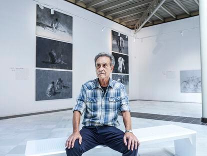 Pedro Cano posa frente a los trípticos 'Juego' y 'Cargo', que hacen parte de la exposición 'Siete', que abre sus puertas en Casa de Vacas en el Parque de El Retiro.