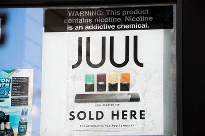 Foto de archivo de un anuncio de productos Juul en Los ángeles (California).