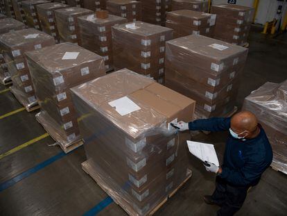 Un empleado de Pfizer revisa un envío de Paxlovid en Memphis (EE UU), el pasado lunes.