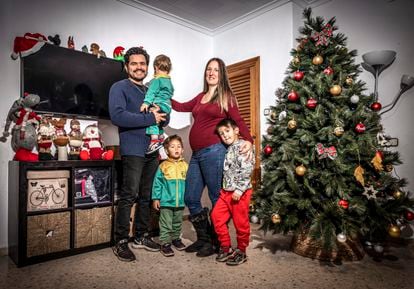 Beatriz Piñeiro y Eric Nieves junto a tres de sus hijos en su casa de Torrent (Valencia).