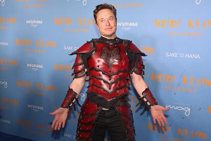 Elon Musk asiste a la fiesta de Halloween de Heidi Klum en Nueva York.
