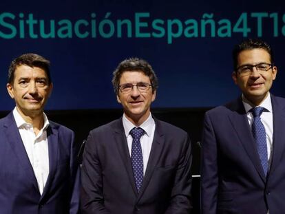 Los economistas del BBVA Research Rafael Dom&eacute;nech (i), Jorge Sicilia (c) y Miguel Cardoso, durante la presentaci&oacute;n del informe &#039;Situaci&oacute;n Espa&ntilde;a&#039;, este martes.
 