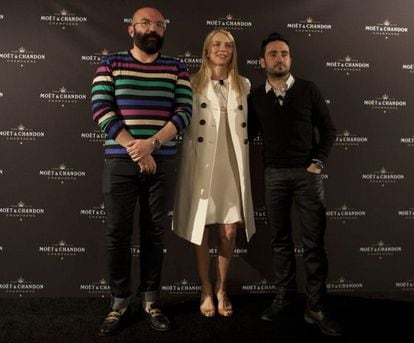 El diseñador de vestuario Paco Delgado, la actriz británica Naomi Watts y el director Juan Antonio Bayona, posan durante una rueda de prensa