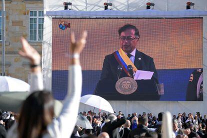 Seguidores del presidente de Colombia, Gustavo Petro, atienden a su discurso durante la toma de posesión.