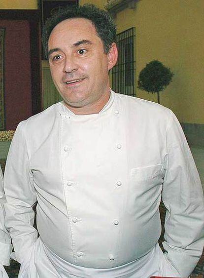 El cocinero Ferrán Adriá, antes de la cena de gala con motivo del enlace matrimonial del Príncipe de Asturias y Doña Letizia, en el Palacio de El Pardo en mayo de 2004.